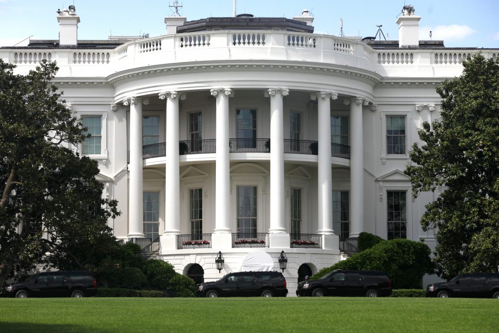 من هو أول رئيس أمريكي يعيش في البيت الأبيض